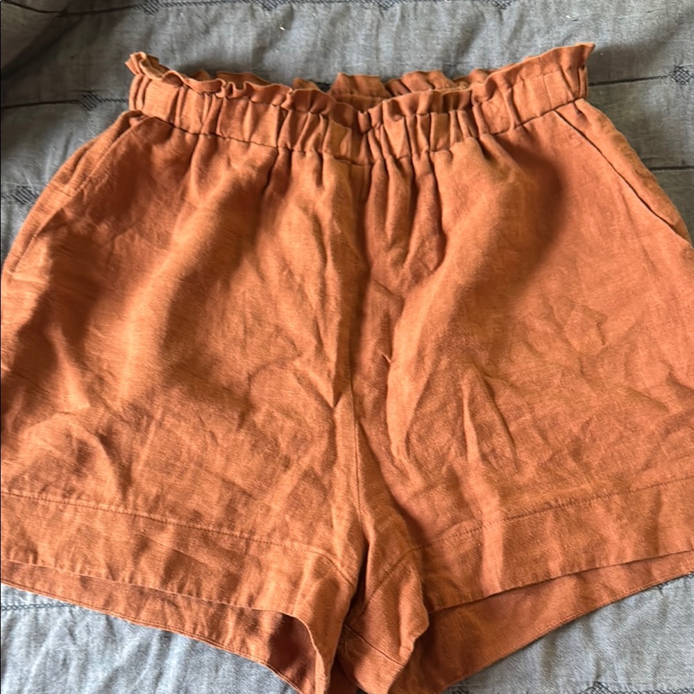 Hoi Bo high waist linen shorts with pockets